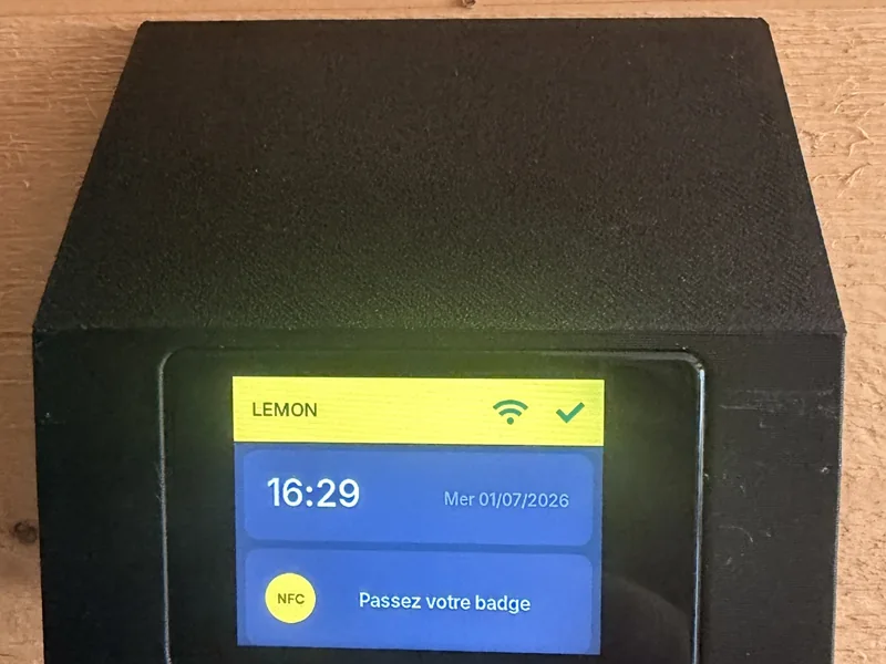 Écran d'accueil de la pointeuse LemonPunch affichant l'heure et « Passez votre badge »